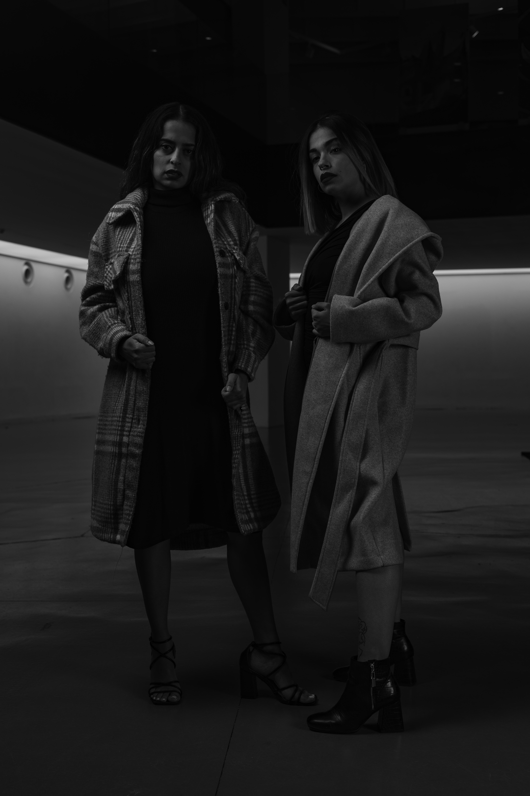 Mastering Light in Portraits: Photography Workshop with Julián Villar. Lienzo Norte, Avila. December 2024. Models: Laura JV [IG: laurrx_vq ] and Darling [IG: darling.ospina2 ] (c) pmartinasi