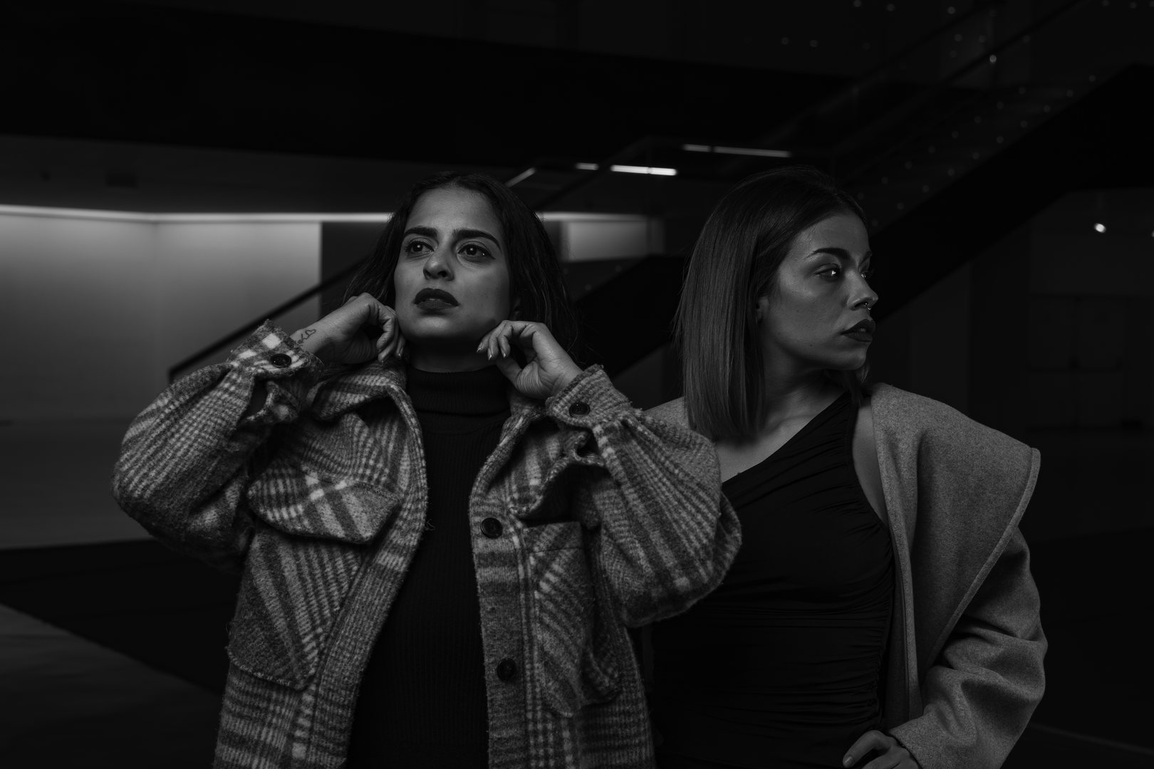 Mastering Light in Portraits: Photography Workshop with Julián Villar. Lienzo Norte, Avila. December 2024. Models: Laura JV [IG: laurrx_vq ] and Darling [IG: darling.ospina2 ] (c) pmartinasi