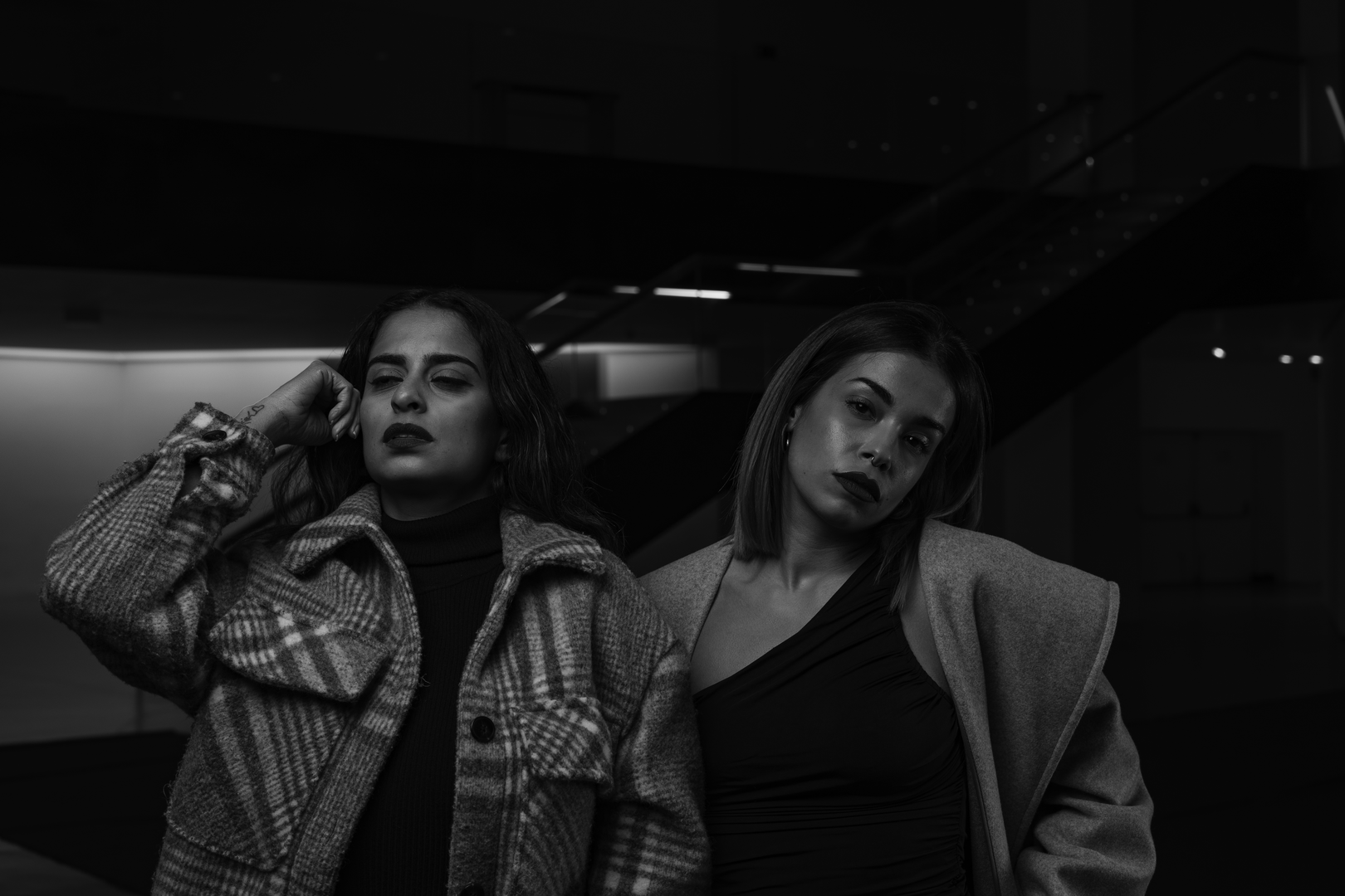 Mastering Light in Portraits: Photography Workshop with Julián Villar. Lienzo Norte, Avila. December 2024. Models: Laura JV [IG: laurrx_vq ] and Darling [IG: darling.ospina2 ] (c) pmartinasi