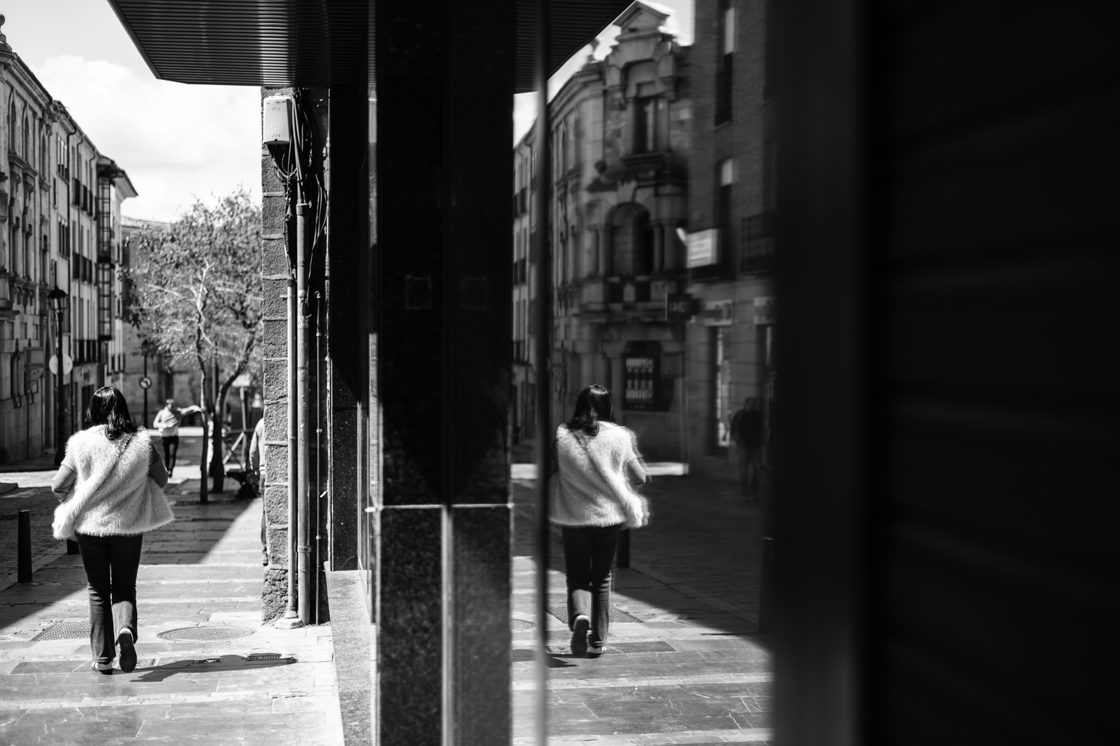 Image during the Street Photography Workshop organized by the Photographic Association of Avila on April 26, 2025 with the collaboration of the AAVV Zona Norte "El Seminario" and taught by Javi Calvo. (c) pmartinasi
