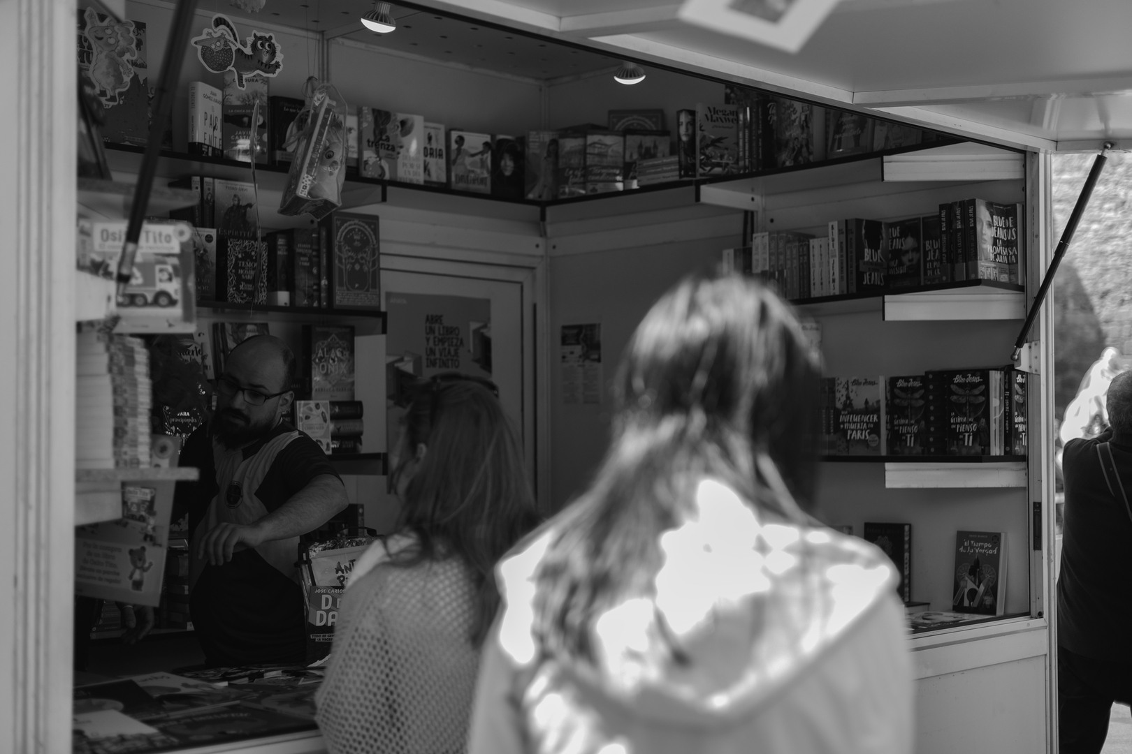 Image taken at the book fair of Avila, during the Street Photography Workshop organized by the Photographic Association of Avila on April 26, 2025 with the collaboration of the AAVV Zona Norte "El Seminario" and taught by Javi Calvo. (c) pmartinasi