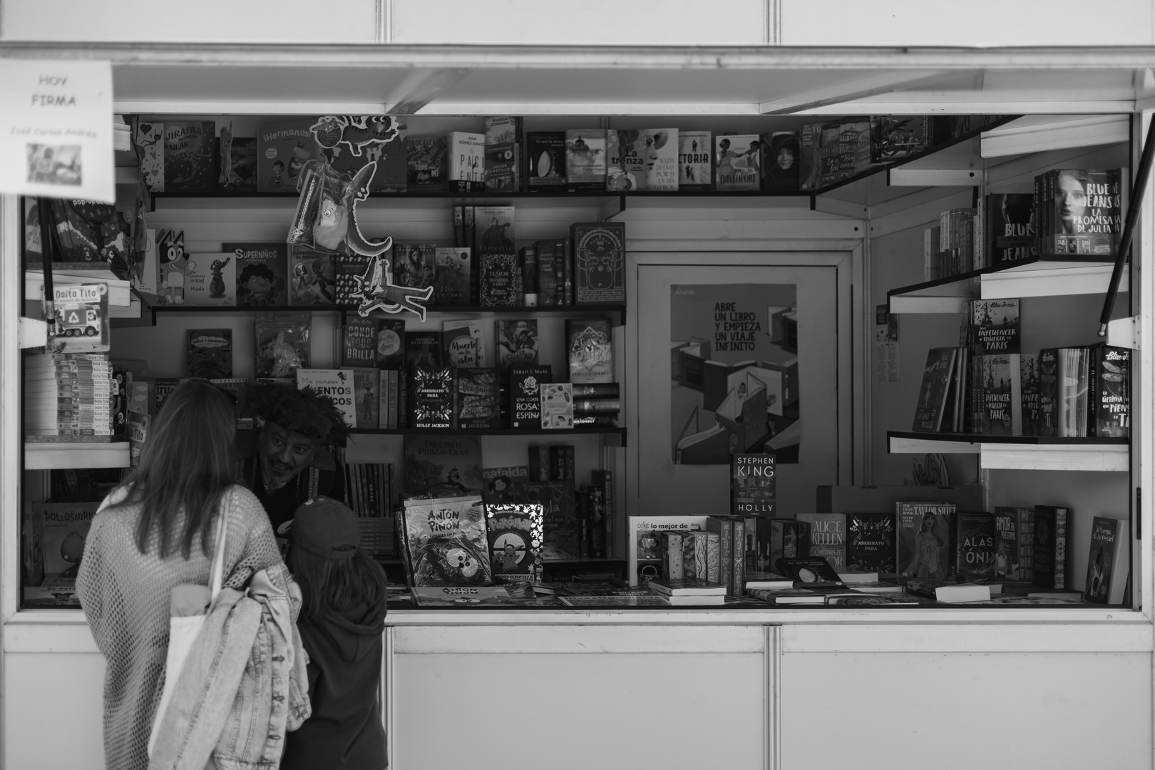 Image taken at the book fair of Avila, during the Street Photography Workshop organized by the Photographic Association of Avila on April 26, 2025 with the collaboration of the AAVV Zona Norte "El Seminario" and taught by Javi Calvo. (c) pmartinasi