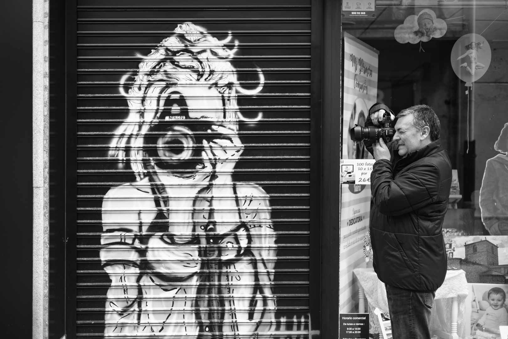 Image taken at the book fair of Avila, during the Street Photography Workshop organized by the Photographic Association of Avila on April 26, 2025 with the collaboration of the AAVV Zona Norte "El Seminario" and taught by Javi Calvo. (c) pmartinasi