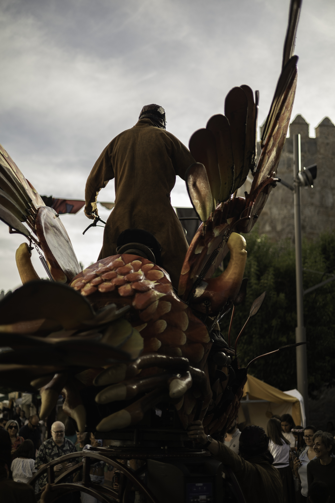  Le Phoënix. Articulated puppet. San Segundo Street. Medieval Market and Fair at Avila, Spain. September 2025. (c) pmartinasi