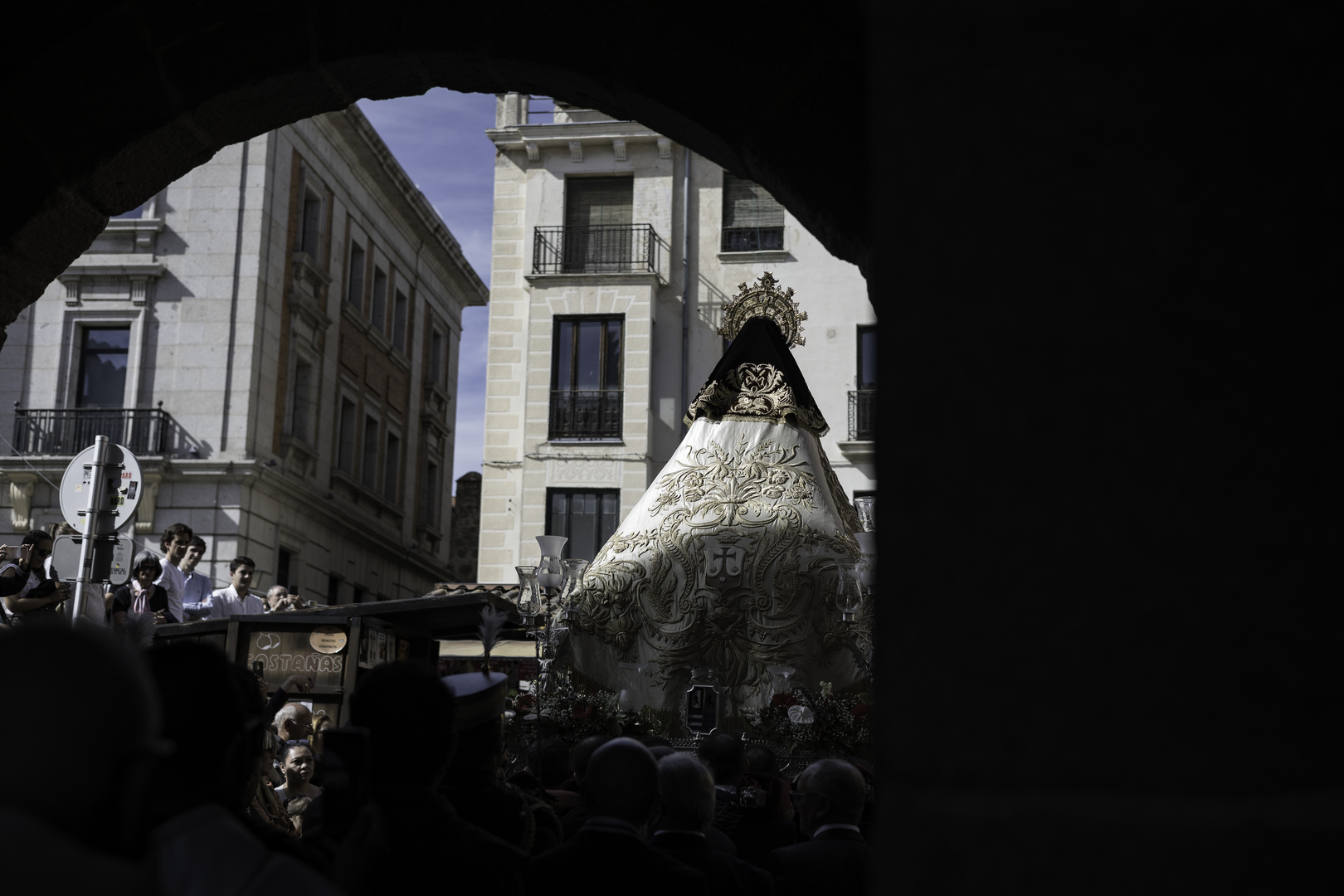  A solemn religious procession in honour of Saint Teresa of Ávila, held in the historic city of Ávila, Spain. Devotees gather both inside the church and through the old town streets to pay tribute to the revered saint. October 2025. (c) pmartinasi