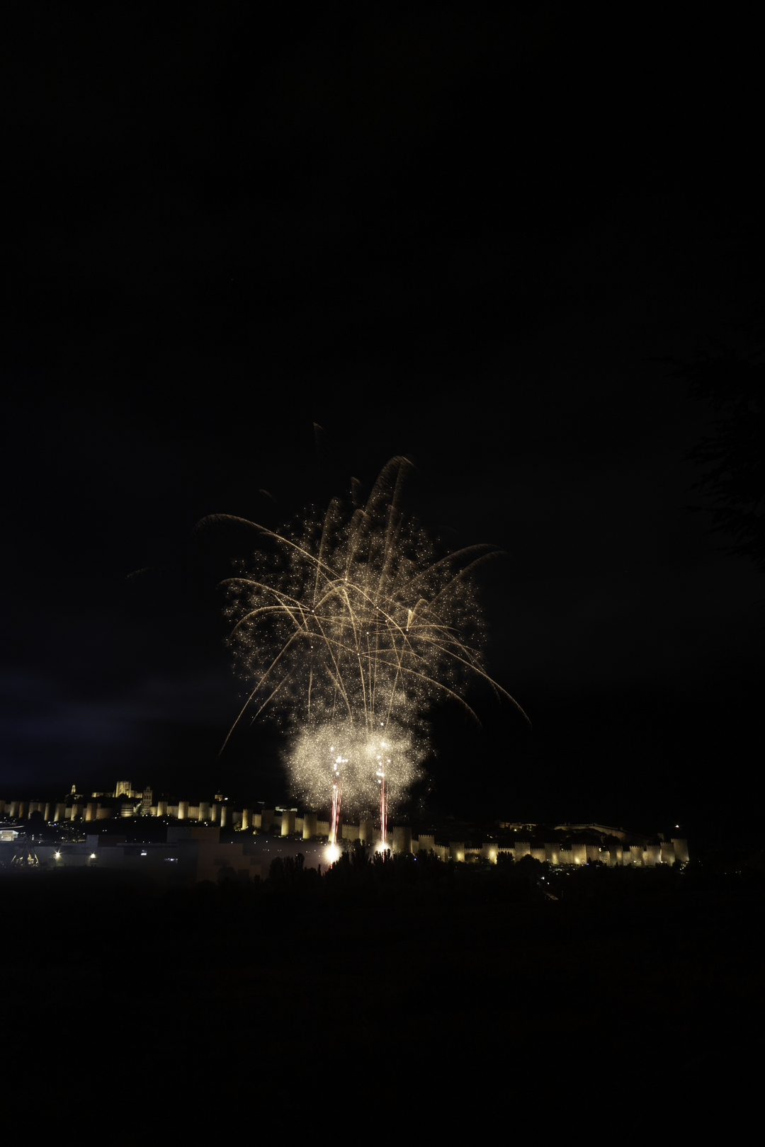  Fireworks in honour to Saint Theresa in front of the northen wall of the rampart at Avila, Spain (october 2025) (c) pmartinasi