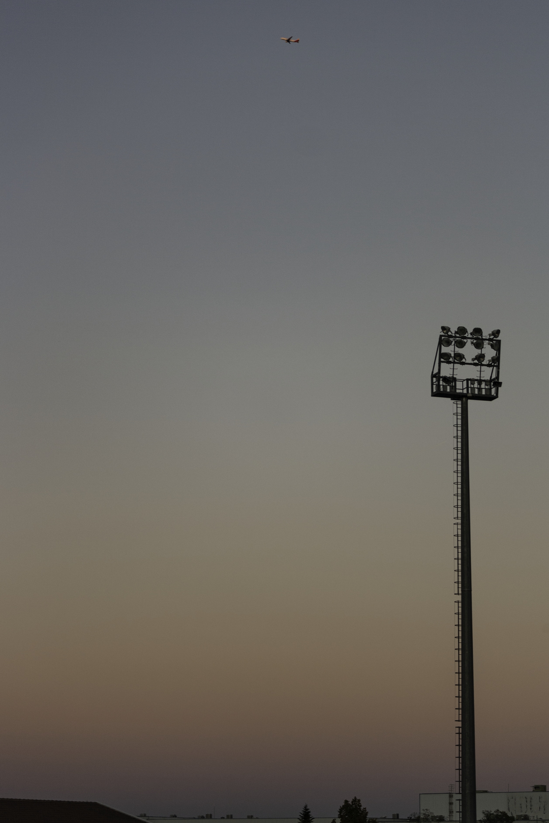 Lamp post of a football field (c) pmartinasi