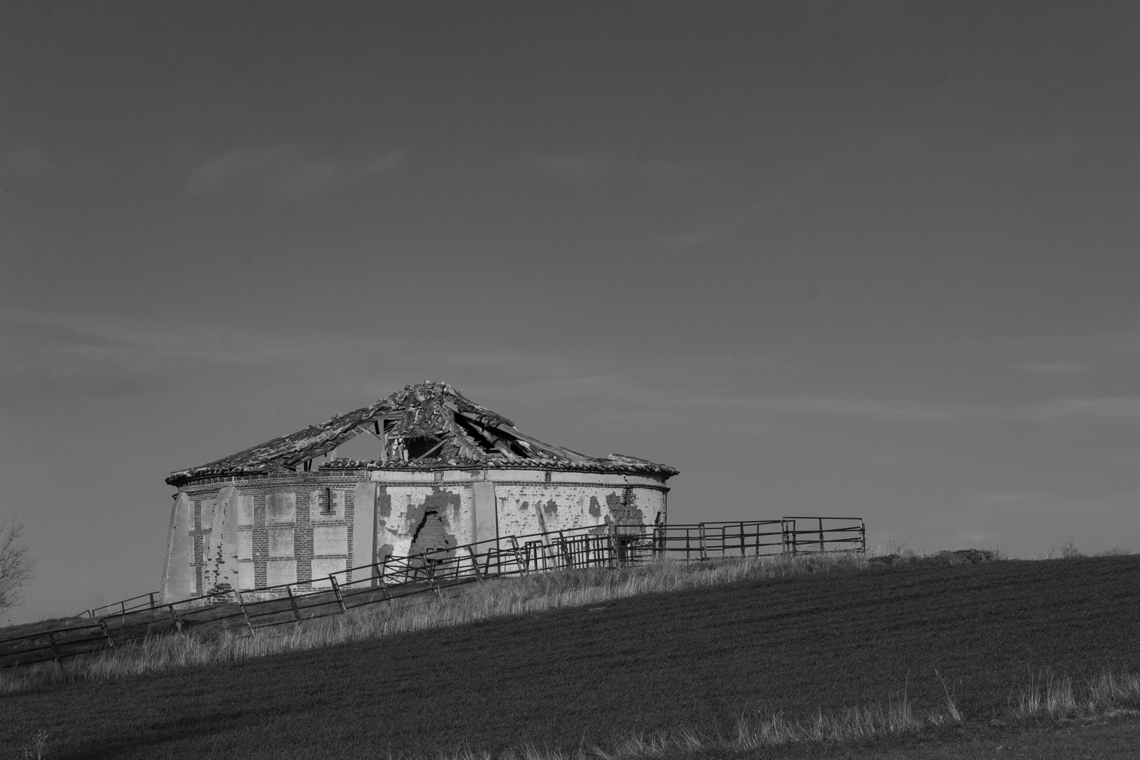 Straw warehouse, on the edge of farm fields, in disuse (image taken in Santo Tomé de Zabarcos, La Moraña, in December 2020) (c) pmartinasi