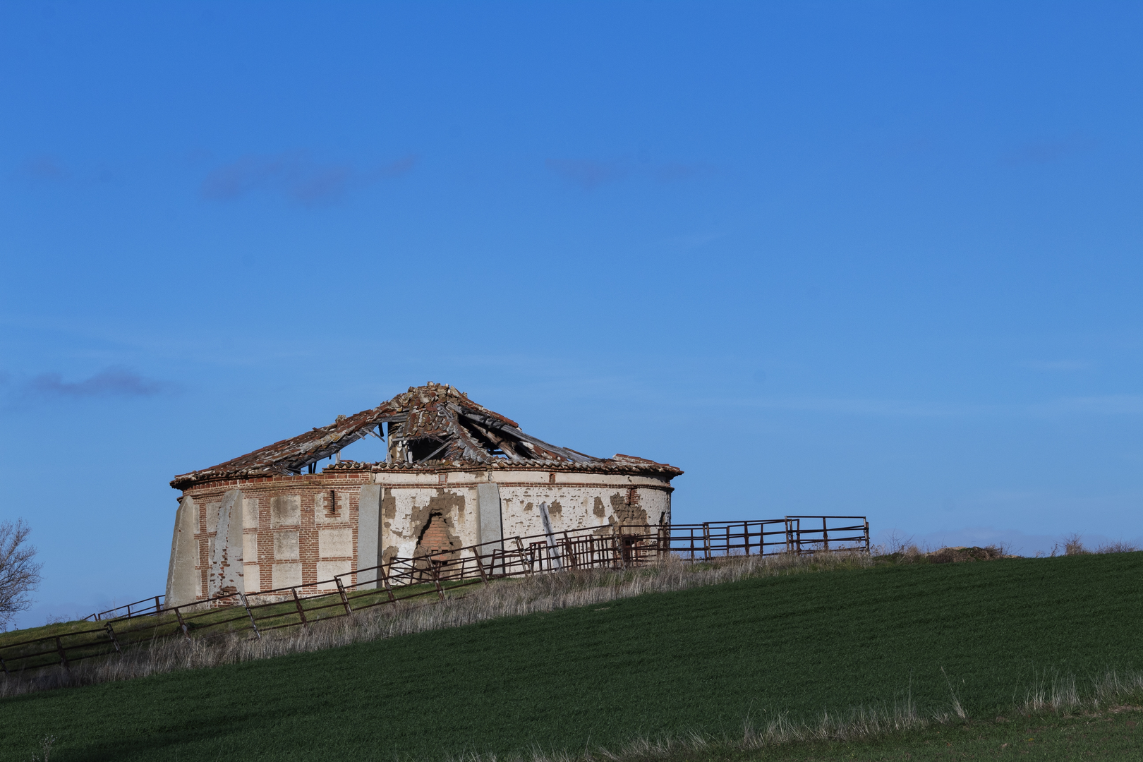 Straw warehouse, on the edge of farm fields, in disuse (image taken in Santo Tomé de Zabarcos, La Moraña, in December 2020) (c) pmartinasi