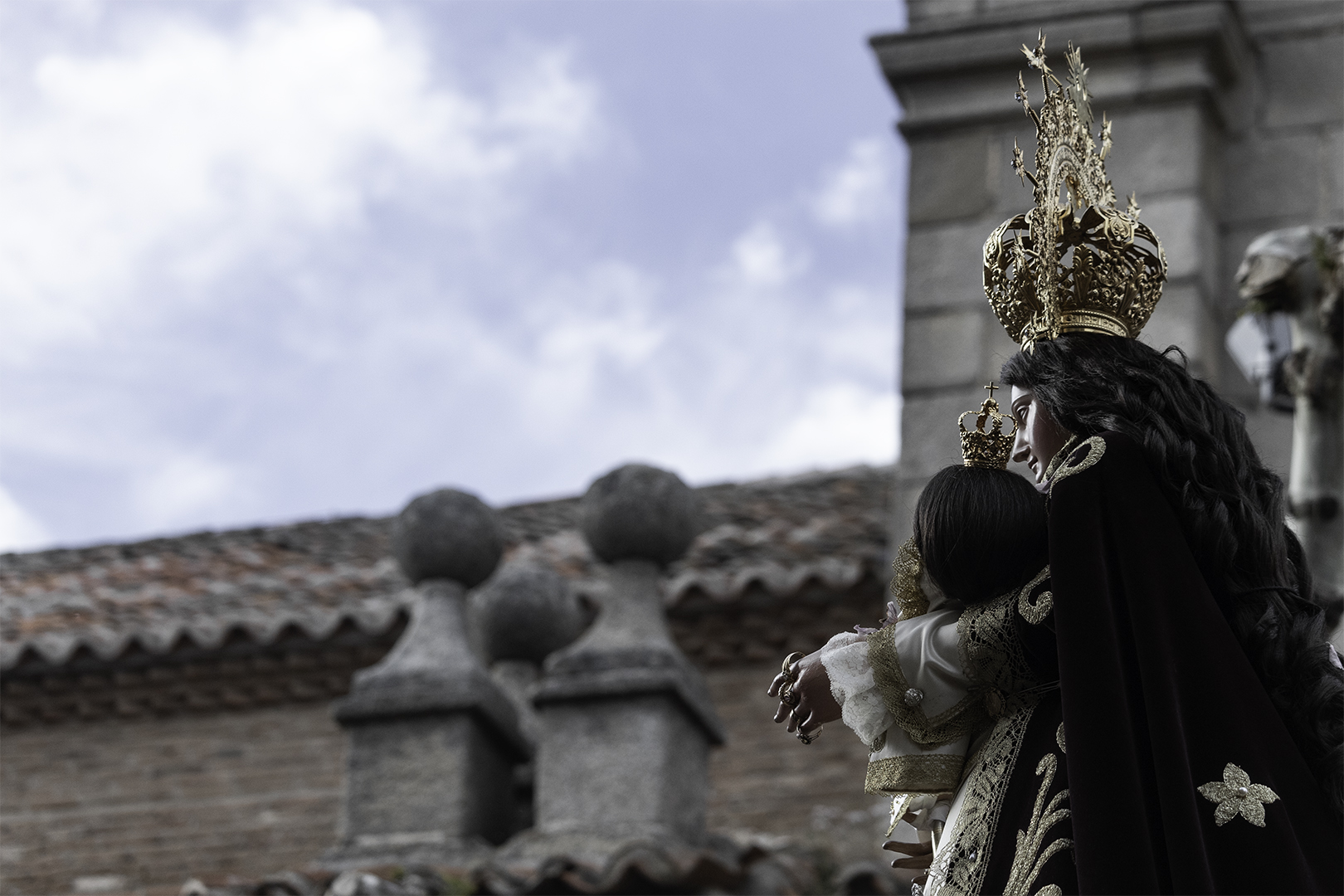 A detailed image of the Virgin of "Las Vacas," adorned with a golden crown, captured for the Marian contest "The Most Beautiful Virgin of the Province of Ávila". The composition highlights the religious and cultural heritage of Spain. (c) pmartinasi