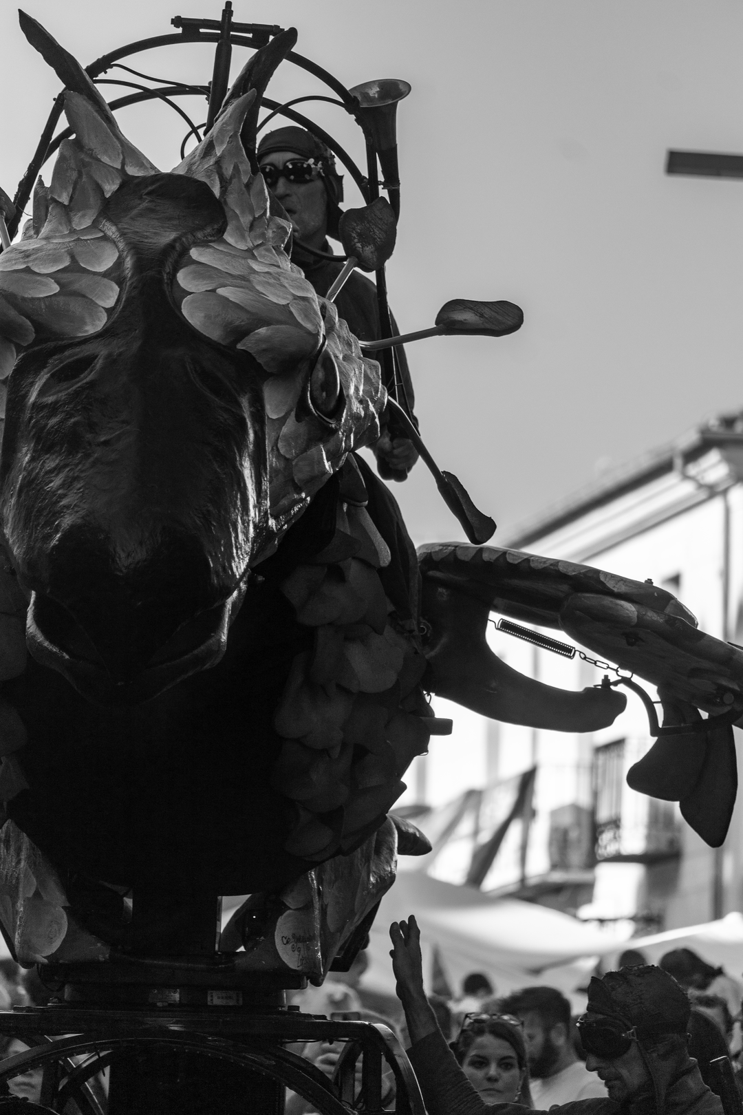  Le Phoënix. Articulated puppet. San Segundo Street. Medieval Market and Fair at Avila, Spain. September 2025. (c) pmartinasi