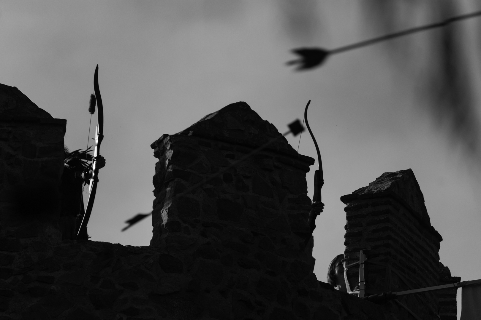  Archers shooting on the historic rampart walls of Ávila during the Medieval Fair and Market, evoking heritage and tradition. Medieval Market and Fair at Avila, Spain. September 2025. (c) pmartinasi