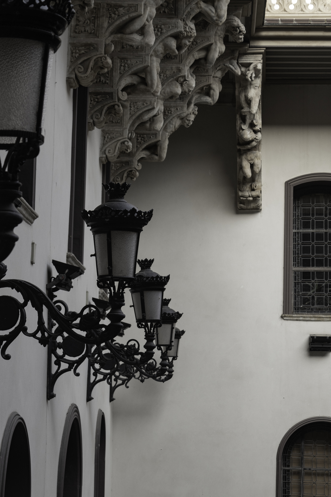  Corbel with a twisted human figure, detail from the Palacio de la Salina in Salamanca. (c) pmartinasi