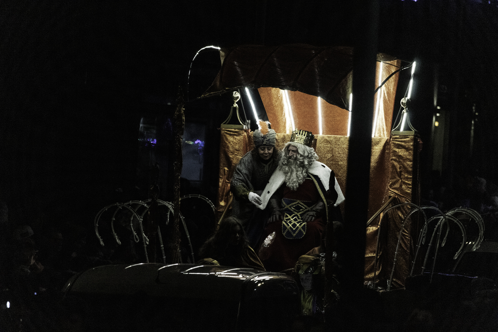  Avila, Spain; 01.06.2026: A royal carriage advances through the crowded streets during the Three Wise Men Parade 2026 in Ávila, Spain, as spectators gather at night to witness one of the most emblematic and cherished Epiphany traditions in Europe. January 2026. (c) pmartinasi