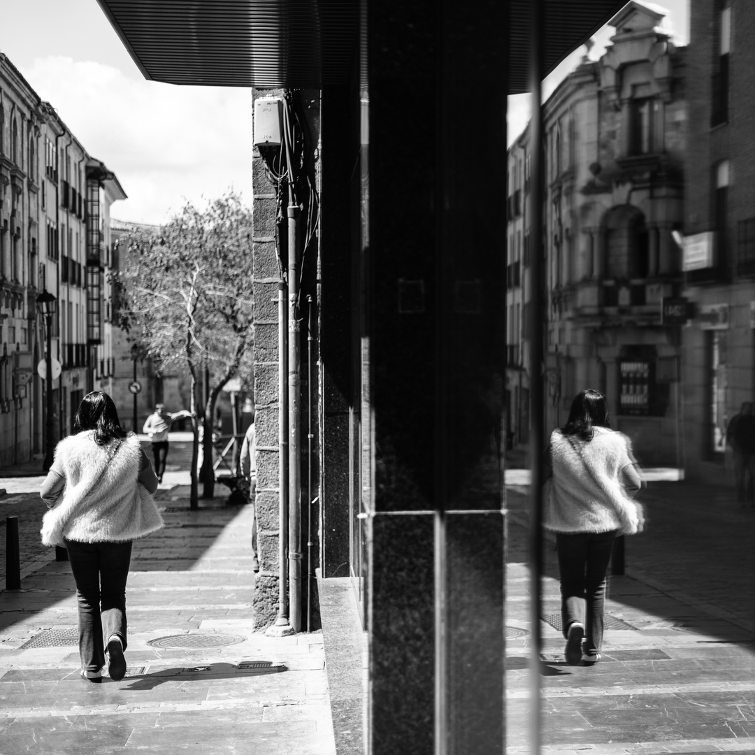 Image during the Street Photography Workshop organized by the Photographic Association of Avila on April 26, 2025 with the collaboration of the AAVV Zona Norte "El Seminario" and taught by Javi Calvo. (c) pmartinasi