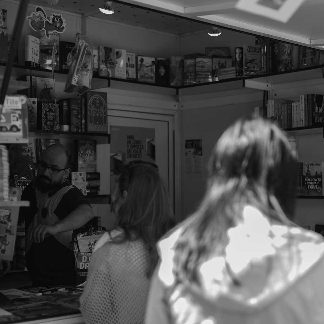 Image taken at the book fair of Avila, during the Street Photography Workshop organized by the Photographic Association of Avila on April 26, 2025 with the collaboration of the AAVV Zona Norte "El Seminario" and taught by Javi Calvo. (c) pmartinasi