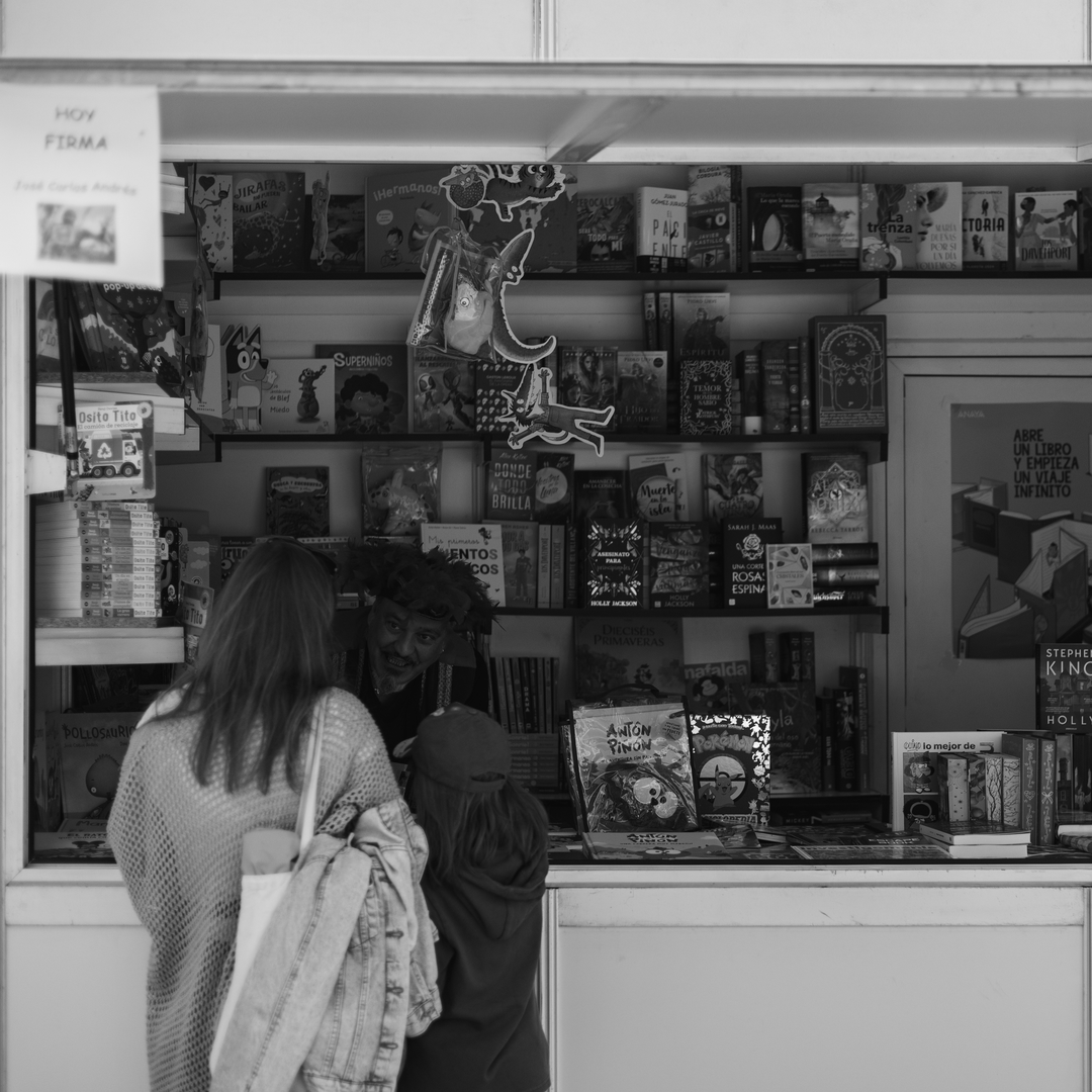 Image taken at the book fair of Avila, during the Street Photography Workshop organized by the Photographic Association of Avila on April 26, 2025 with the collaboration of the AAVV Zona Norte "El Seminario" and taught by Javi Calvo. (c) pmartinasi