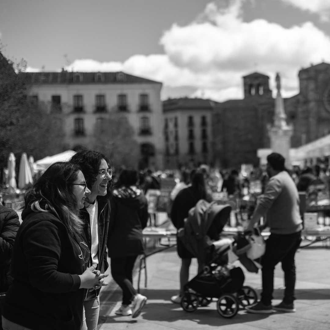 Image taken at the book fair of Avila, during the Street Photography Workshop organized by the Photographic Association of Avila on April 26, 2025 with the collaboration of the AAVV Zona Norte "El Seminario" and taught by Javi Calvo. (c) pmartinasi