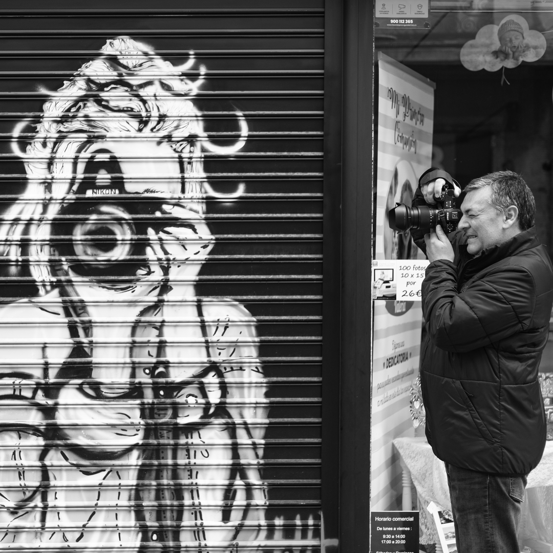 Image taken at the book fair of Avila, during the Street Photography Workshop organized by the Photographic Association of Avila on April 26, 2025 with the collaboration of the AAVV Zona Norte "El Seminario" and taught by Javi Calvo. (c) pmartinasi