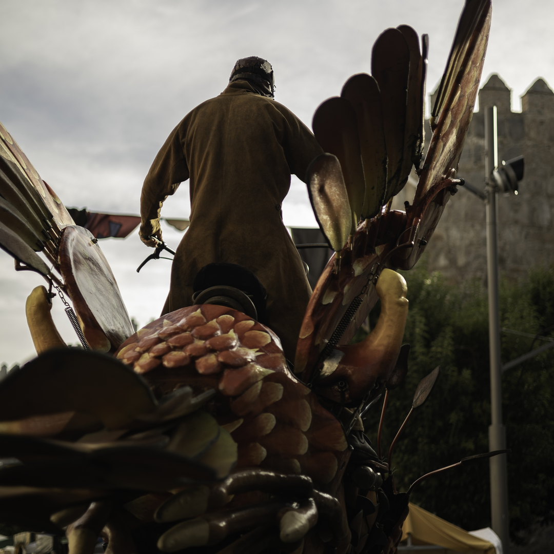  Le Phoënix. Articulated puppet. San Segundo Street. Medieval Market and Fair at Avila, Spain. September 2025. (c) pmartinasi