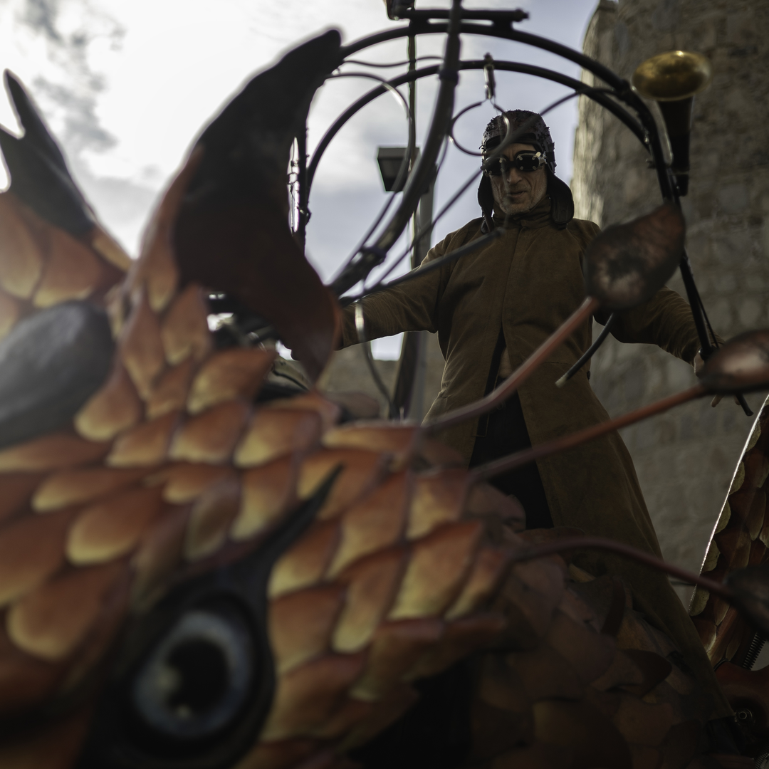  Le Phoënix. Articulated puppet. San Segundo Street. Medieval Market and Fair at Avila, Spain. September 2025. (c) pmartinasi