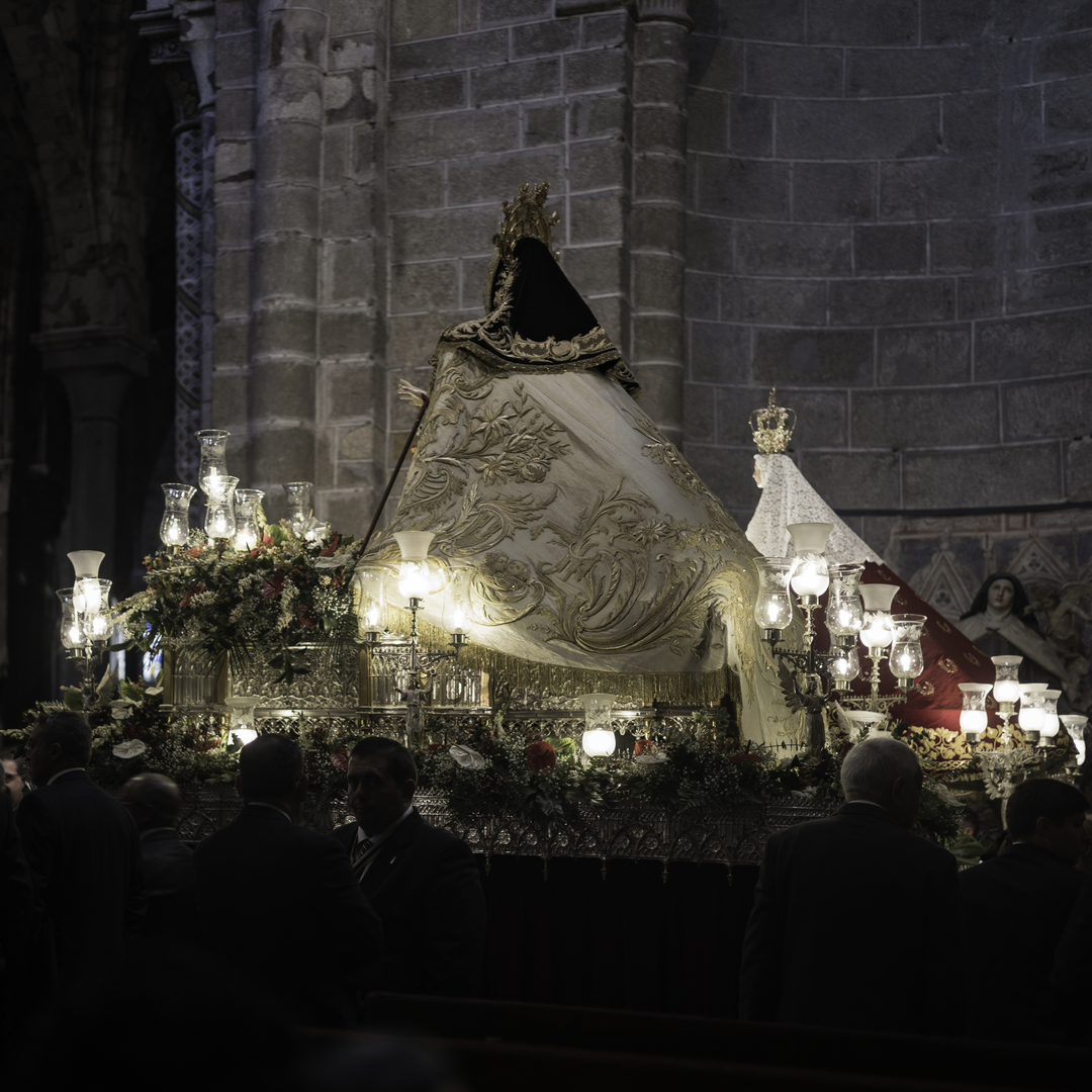  A solemn religious procession in honour of Saint Teresa of Ávila, held in the historic city of Ávila, Spain. Devotees gather both inside the church and through the old town streets to pay tribute to the revered saint. October 2025. 