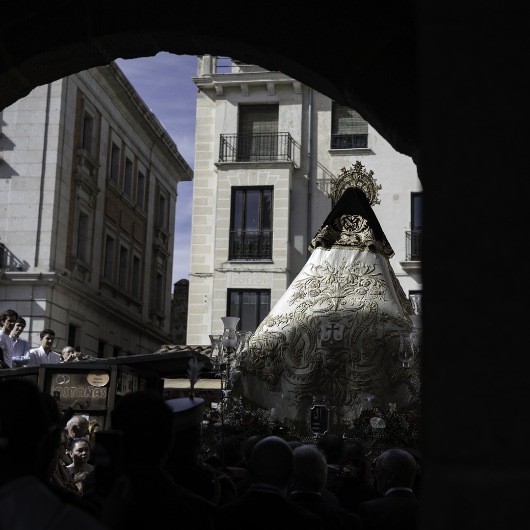  A solemn religious procession in honour of Saint Teresa of Ávila, held in the historic city of Ávila, Spain. Devotees gather both inside the church and through the old town streets to pay tribute to the revered saint. October 2025. (c) pmartinasi