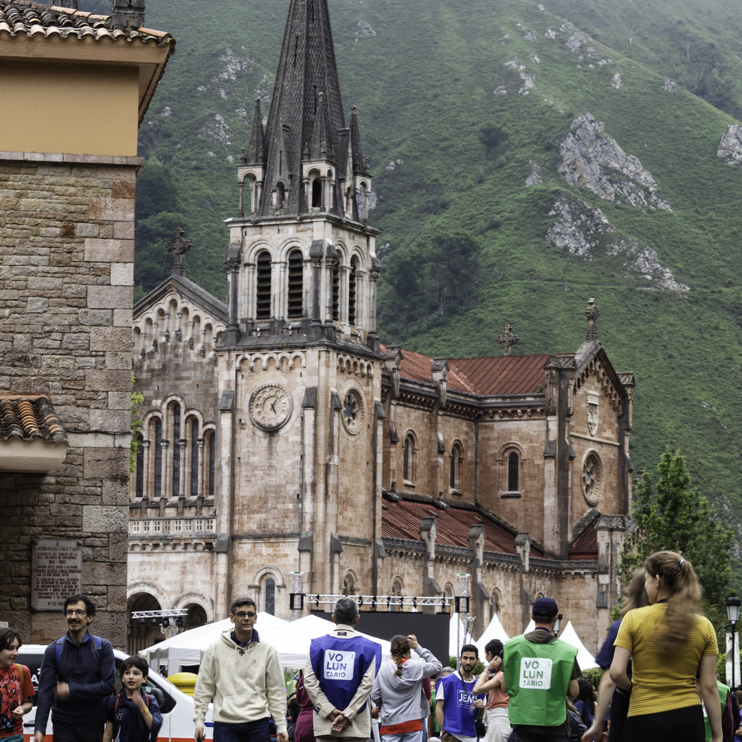   Youths gather in front of the Basilica of Covadonga for the 2024 JEMJ celebration in Asturias, Spain, under the motto "Lift Up Your Hearts", blending faith, nature and community in a sacred setting. (c) pmartinasi