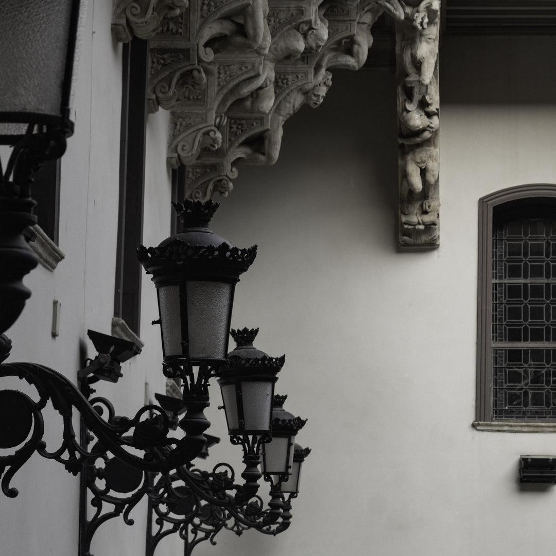  Corbel with a twisted human figure, detail from the Palacio de la Salina in Salamanca. (c) pmartinasi