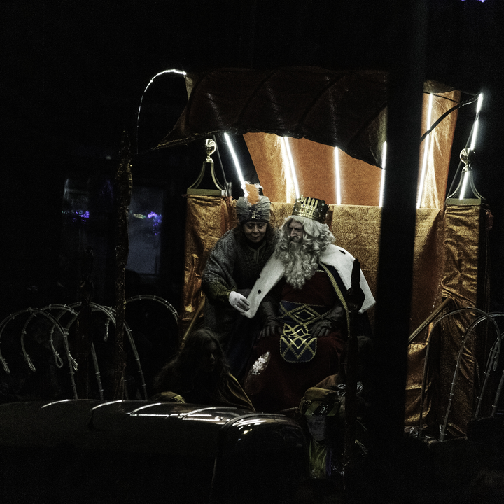  Avila, Spain; 01.06.2026: A royal carriage advances through the crowded streets during the Three Wise Men Parade 2026 in Ávila, Spain, as spectators gather at night to witness one of the most emblematic and cherished Epiphany traditions in Europe. January 2026. (c) pmartinasi